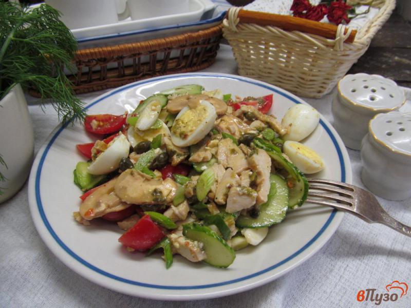 Фото приготовление рецепта: Салат из курицы с помидором и каперсами шаг №9