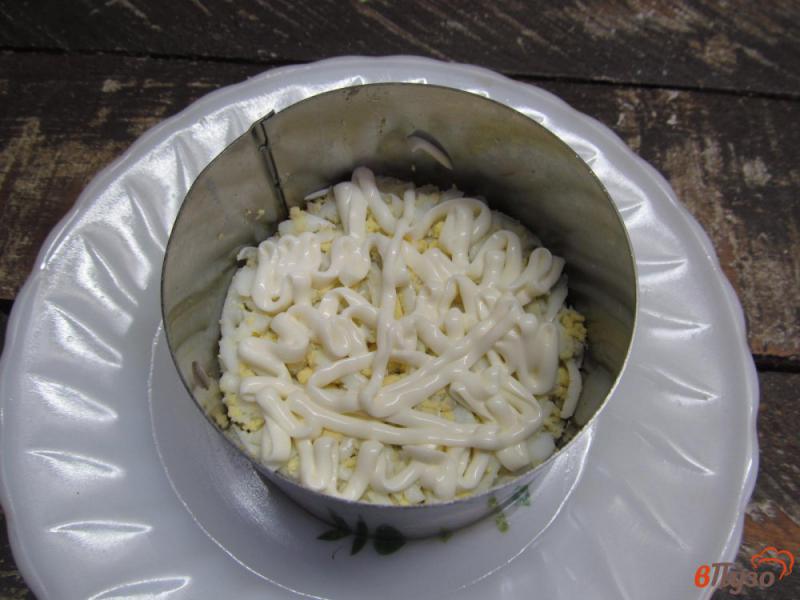 Фото приготовление рецепта: Салат из консервированного лосося с яйцом и сыром шаг №4