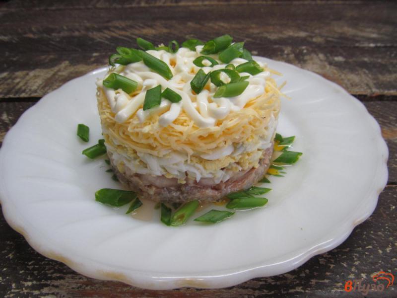 Фото приготовление рецепта: Салат из консервированного лосося с яйцом и сыром шаг №7