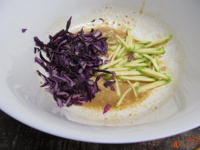 Фото приготовление рецепта: Салат из красной капусты с кабачком шаг №2