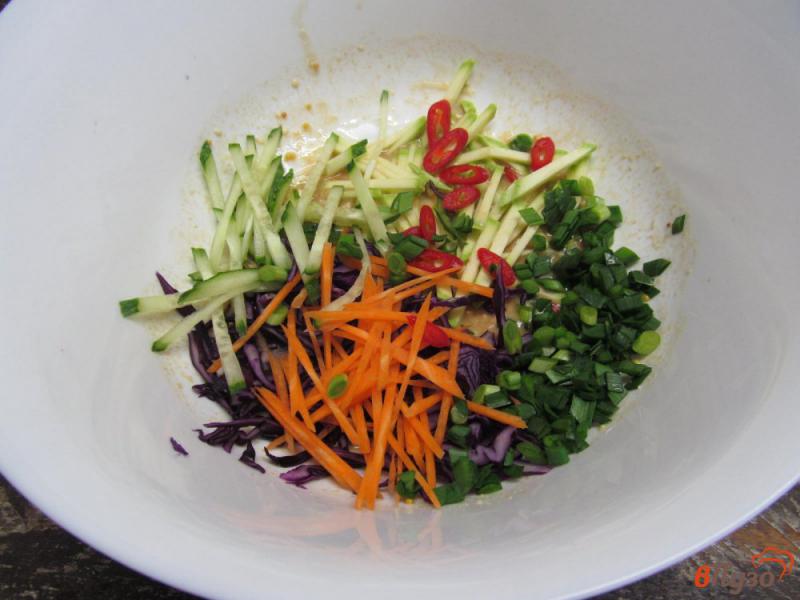 Фото приготовление рецепта: Салат из красной капусты с кабачком шаг №3