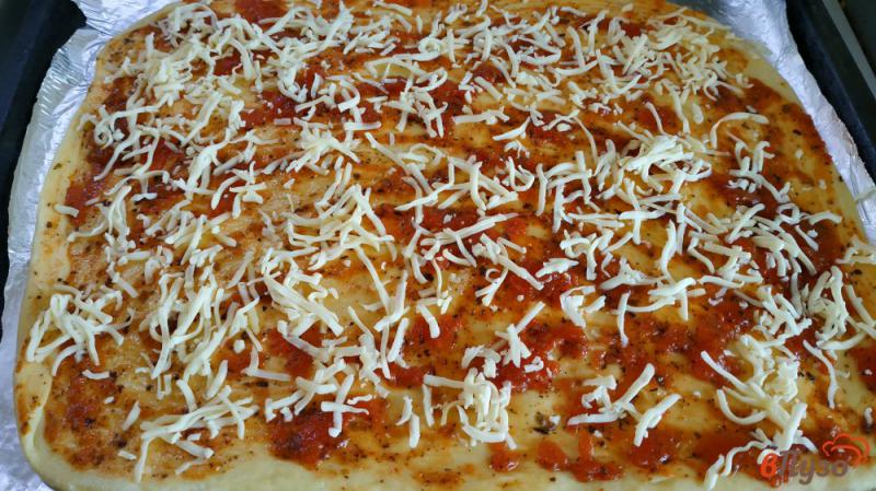 Фото приготовление рецепта: Пицца с колбасками шаг №11