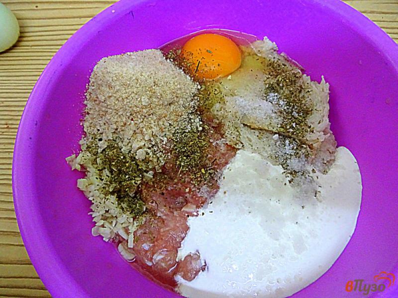 Фото приготовление рецепта: Галушки из куриного фарша в сметанном соусе шаг №2