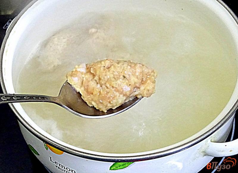Фото приготовление рецепта: Галушки из куриного фарша в сметанном соусе шаг №4