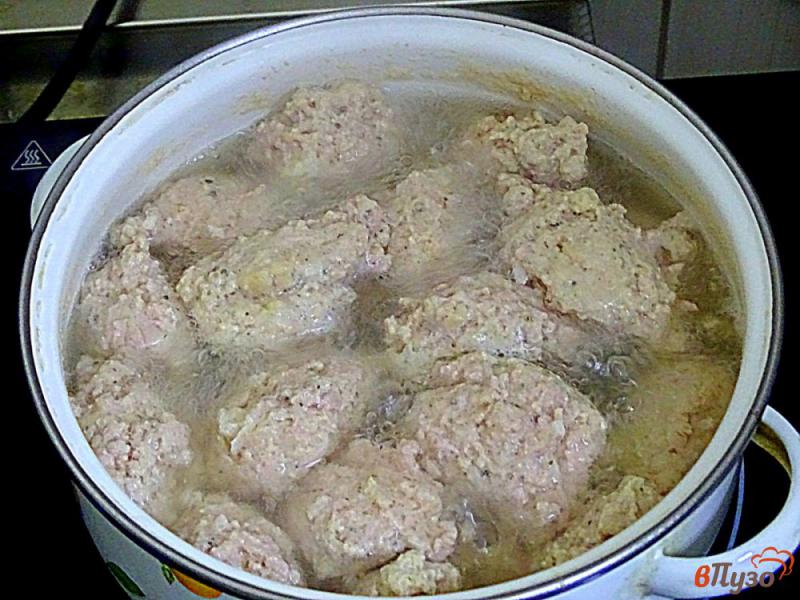 Фото приготовление рецепта: Галушки из куриного фарша в сметанном соусе шаг №5