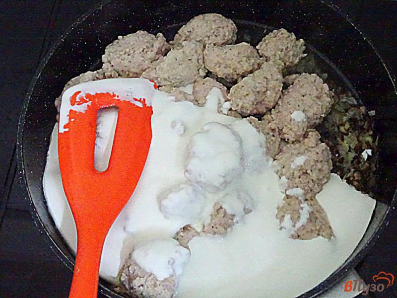 Фото приготовление рецепта: Галушки из куриного фарша в сметанном соусе шаг №6