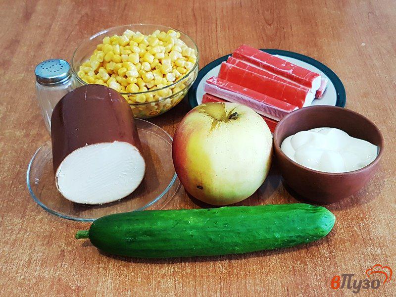 Фото приготовление рецепта: Салат с крабовыми палочками и колбасным сыром шаг №1