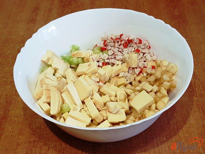 Фото приготовление рецепта: Салат с крабовыми палочками и колбасным сыром шаг №7