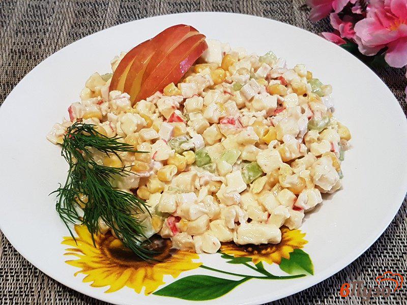 Фото приготовление рецепта: Салат с крабовыми палочками и колбасным сыром шаг №10