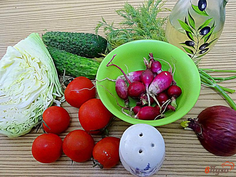 Фото приготовление рецепта: Салат из капусты, помидоров, огурцов и редиса шаг №1