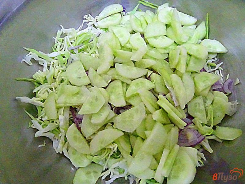 Фото приготовление рецепта: Салат из капусты, помидоров, огурцов и редиса шаг №3