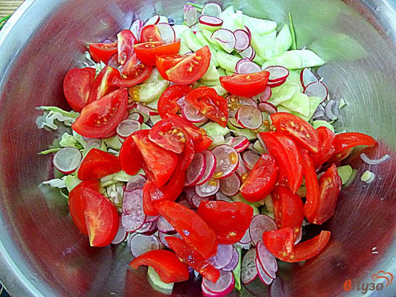 Фото приготовление рецепта: Салат из капусты, помидоров, огурцов и редиса шаг №5