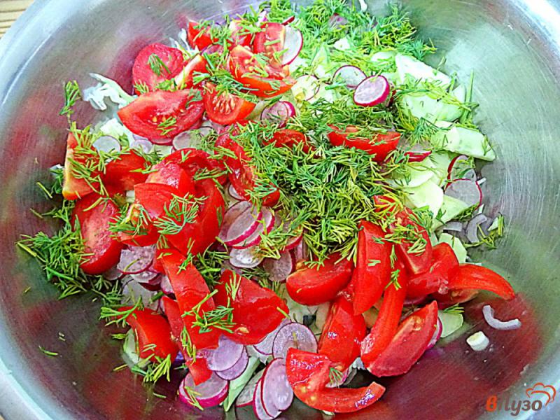 Фото приготовление рецепта: Салат из капусты, помидоров, огурцов и редиса шаг №6