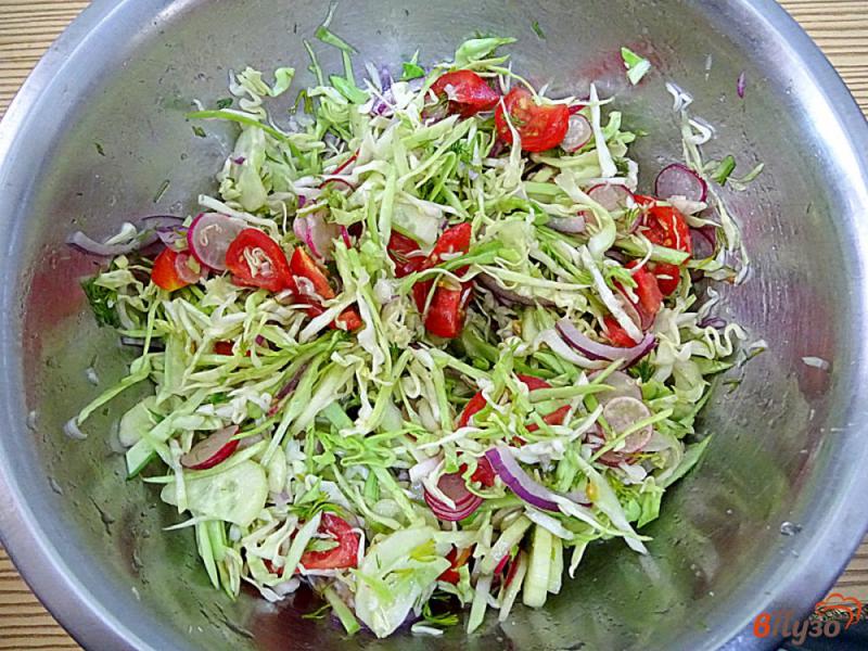 Фото приготовление рецепта: Салат из капусты, помидоров, огурцов и редиса шаг №7