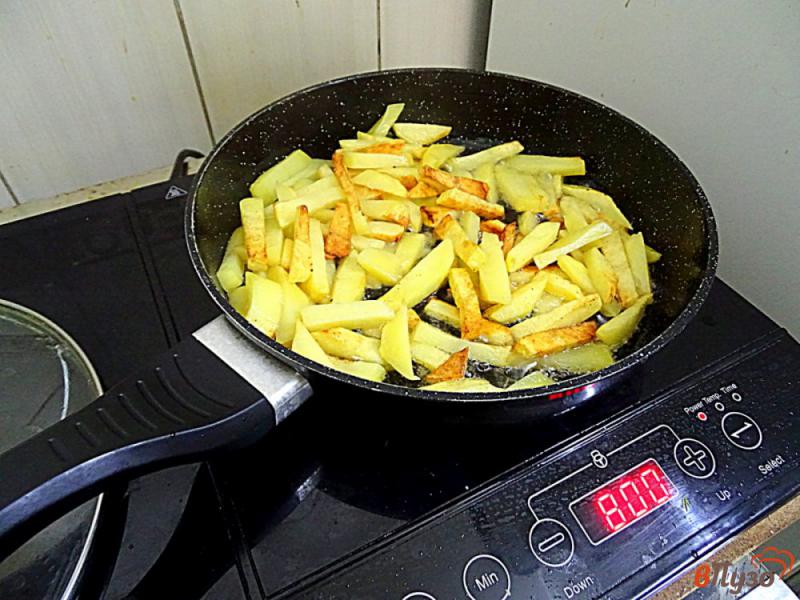 Фото приготовление рецепта: Картофель жареный с яйцом шаг №4