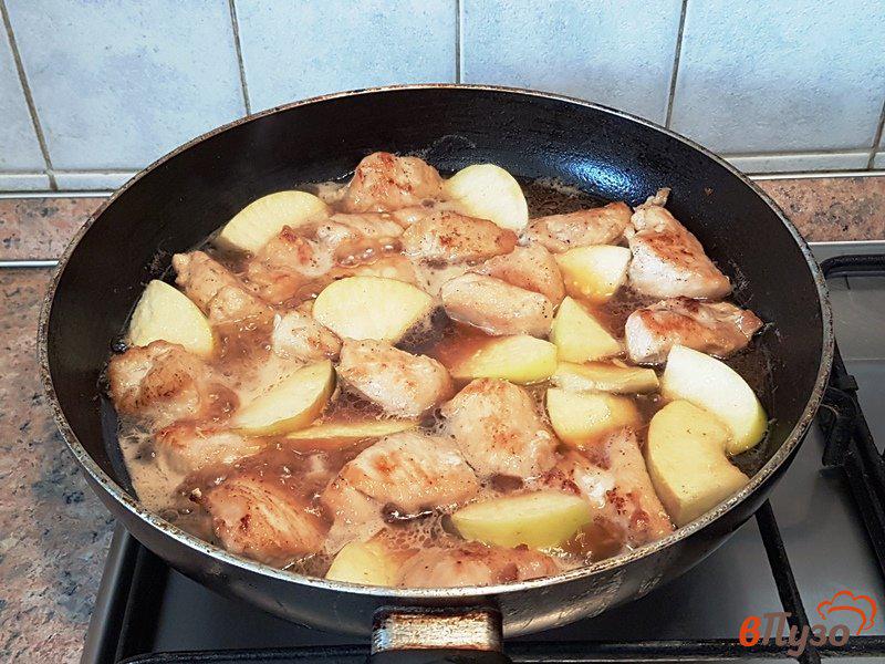 Фото приготовление рецепта: Курица в яблочном соке шаг №6
