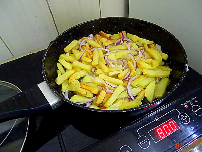 Фото приготовление рецепта: Картофель жареный с яйцом шаг №6