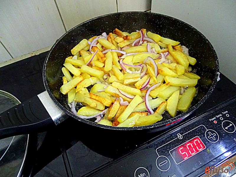 Фото приготовление рецепта: Картофель жареный с яйцом шаг №7