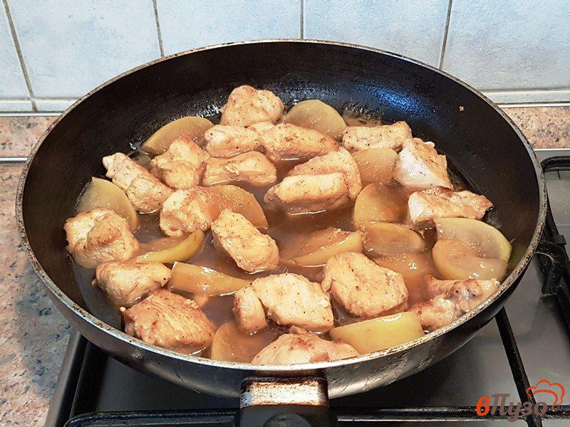 Фото приготовление рецепта: Курица в яблочном соке шаг №7