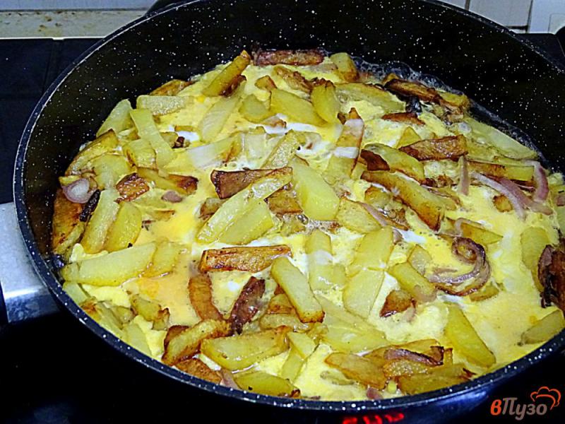 Фото приготовление рецепта: Картофель жареный с яйцом шаг №9
