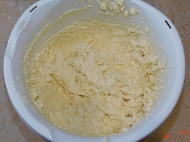 Фото приготовление рецепта: Творожный кекс с вишней шаг №3