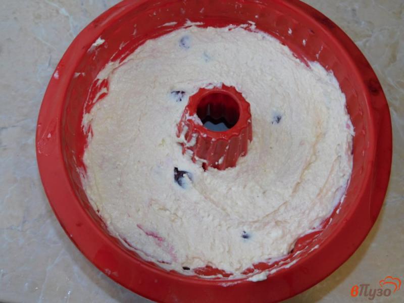 Фото приготовление рецепта: Творожный кекс с вишней шаг №5