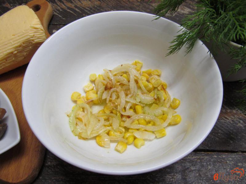 Фото приготовление рецепта: Грибной салат с сыром шаг №3