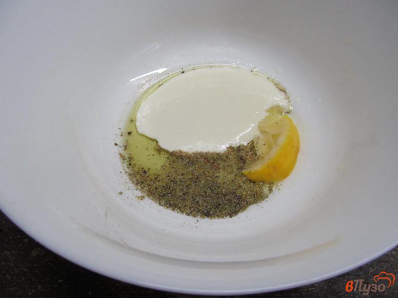 Фото приготовление рецепта: Салат из молодой капусты с рукколой и перцем шаг №1