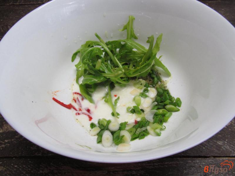 Фото приготовление рецепта: Салат из молодой капусты с рукколой и перцем шаг №2