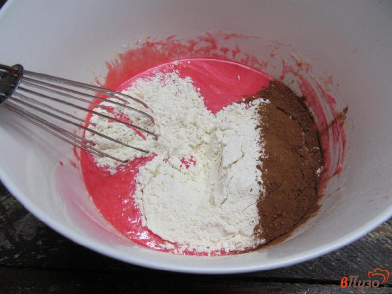 Фото приготовление рецепта: Капкейки с какао «красный бархат» шаг №3