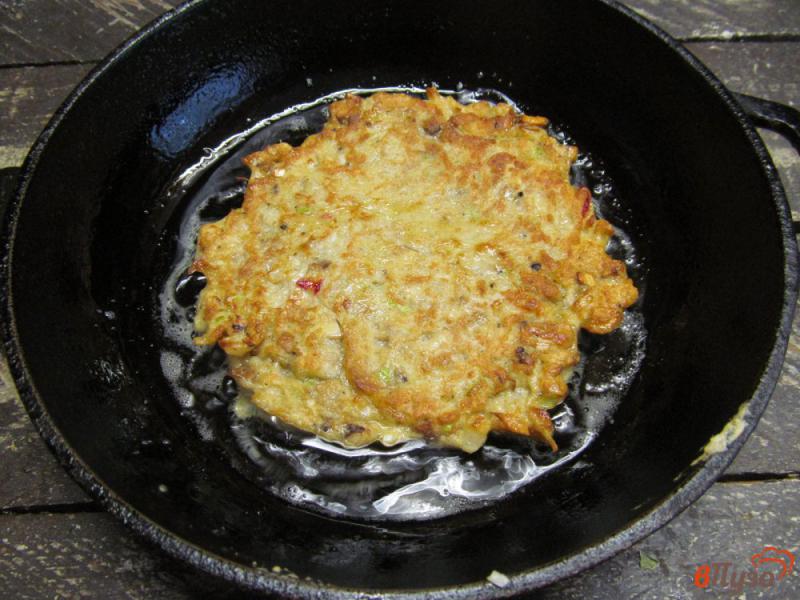 Фото приготовление рецепта: Картофельные блины с грибами шаг №8