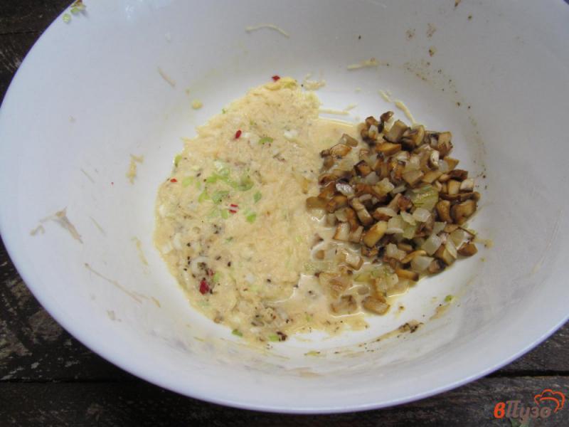 Фото приготовление рецепта: Картофельные блины с грибами шаг №5