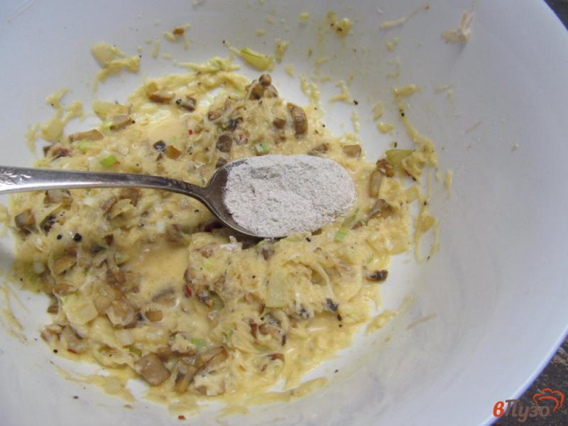 Фото приготовление рецепта: Картофельные блины с грибами шаг №6