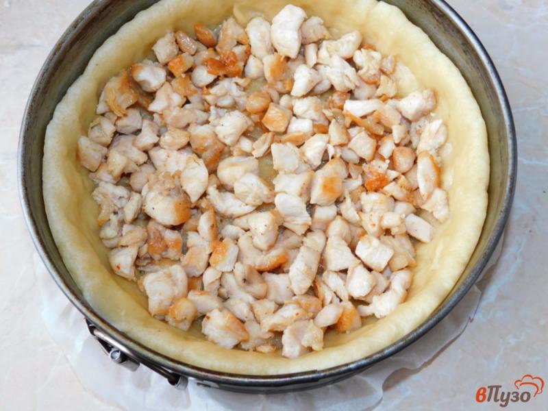 Фото приготовление рецепта: Пирог с курицей в сырной заливке шаг №2