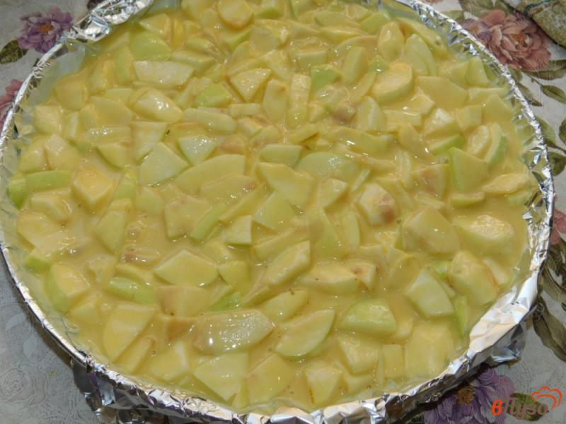 Фото приготовление рецепта: Яблочный пирог на крахмале шаг №4