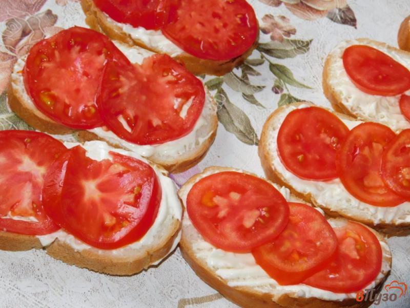 Фото приготовление рецепта: Чесночные бутерброды с яйцами и помидорами шаг №3