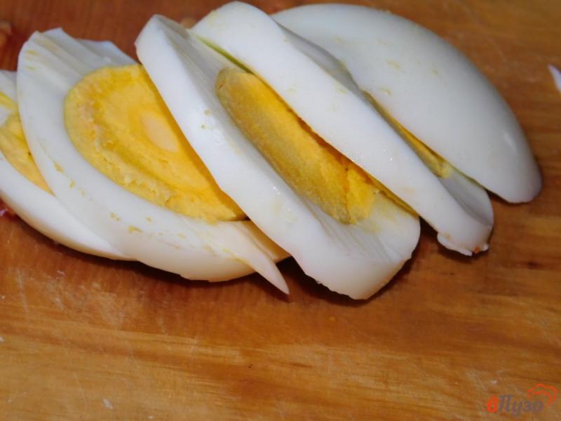 Фото приготовление рецепта: Чесночные бутерброды с яйцами и помидорами шаг №4
