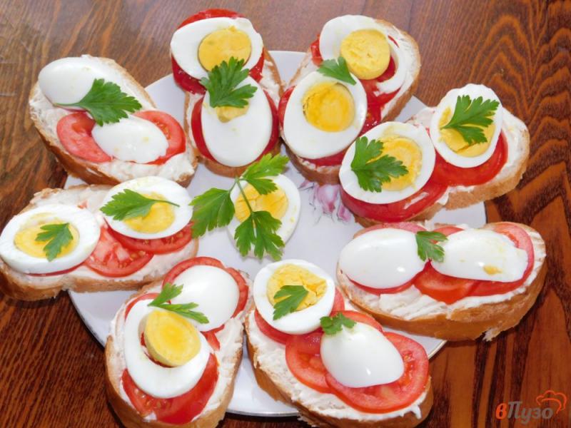 Фото приготовление рецепта: Чесночные бутерброды с яйцами и помидорами шаг №5
