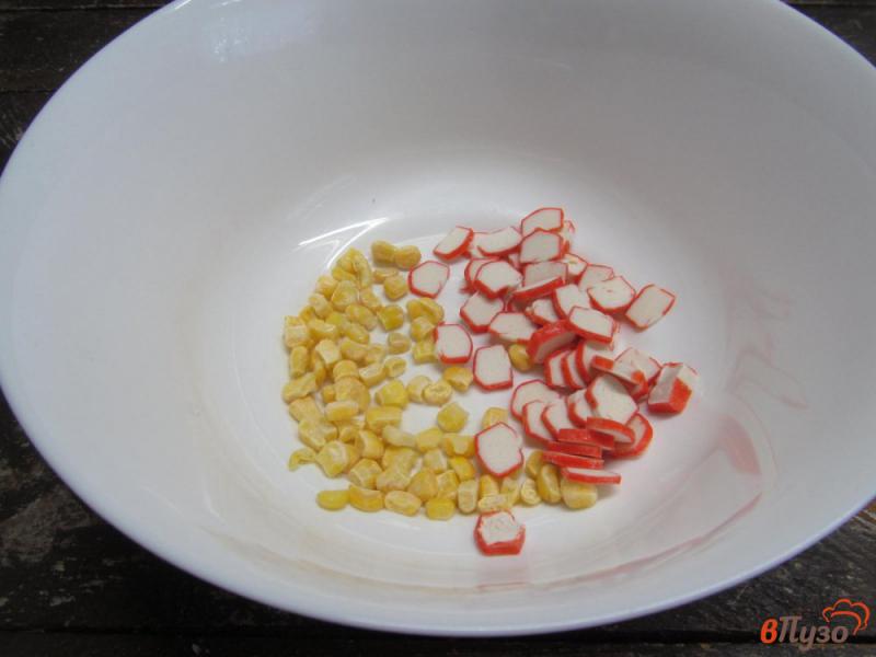 Фото приготовление рецепта: Салат из молодой капусты с кукурузой и крабовыми палочками шаг №1
