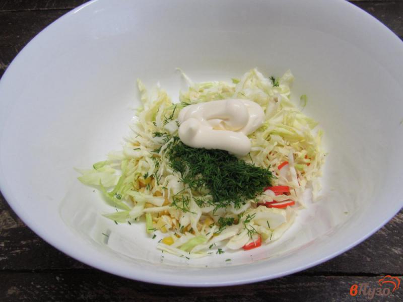 Фото приготовление рецепта: Салат из молодой капусты с кукурузой и крабовыми палочками шаг №3