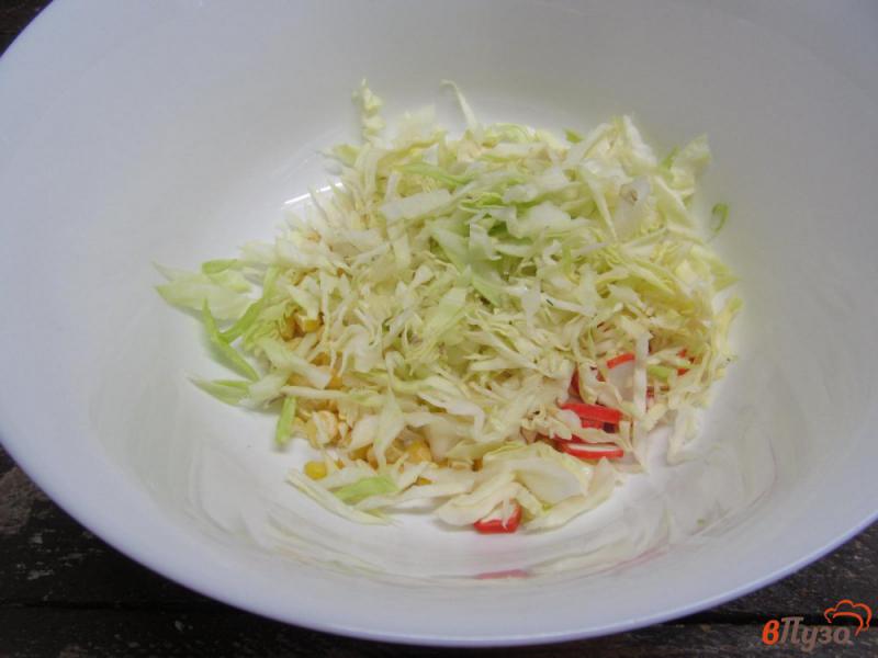 Фото приготовление рецепта: Салат из молодой капусты с кукурузой и крабовыми палочками шаг №2