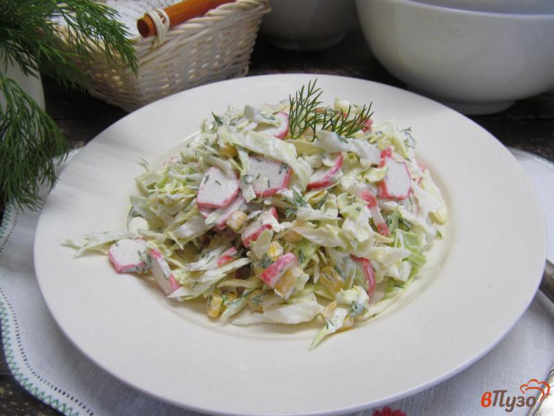 Фото приготовление рецепта: Салат из молодой капусты с кукурузой и крабовыми палочками шаг №4