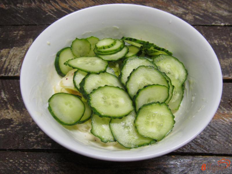Фото приготовление рецепта: «Весенний» салат из картофеля с огурцом и редисом шаг №4