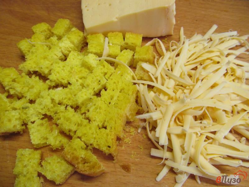 Фото приготовление рецепта: Ночная запеканка из хлеба с сыром и курицей шаг №1