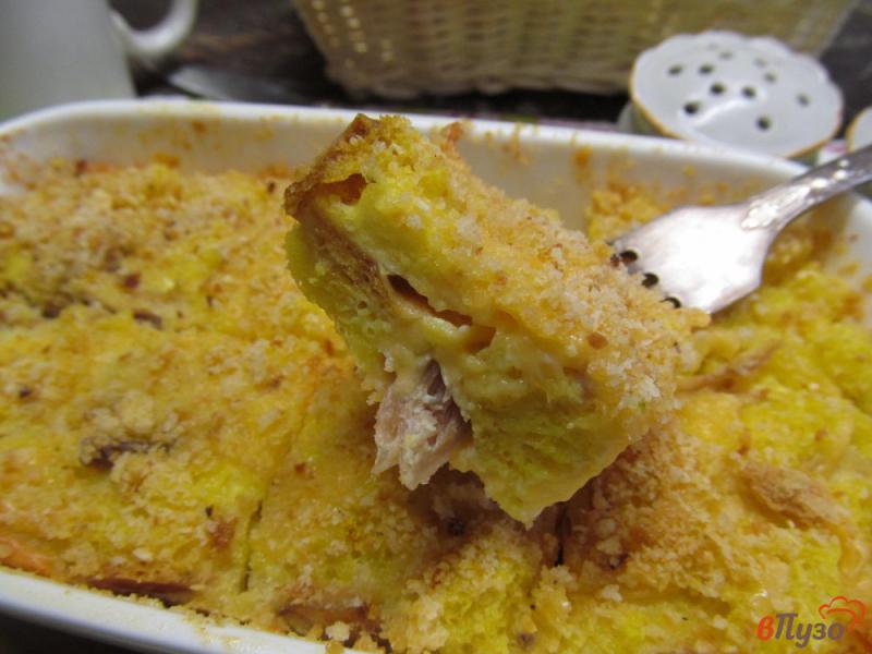 Фото приготовление рецепта: Ночная запеканка из хлеба с сыром и курицей шаг №7