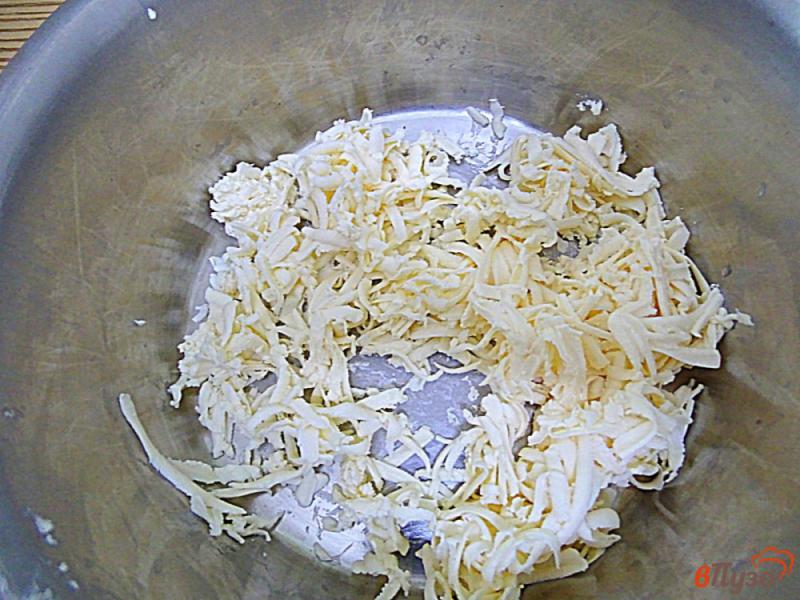 Фото приготовление рецепта: Лаваш с колбасой, сыром, луком и яйцами шаг №3