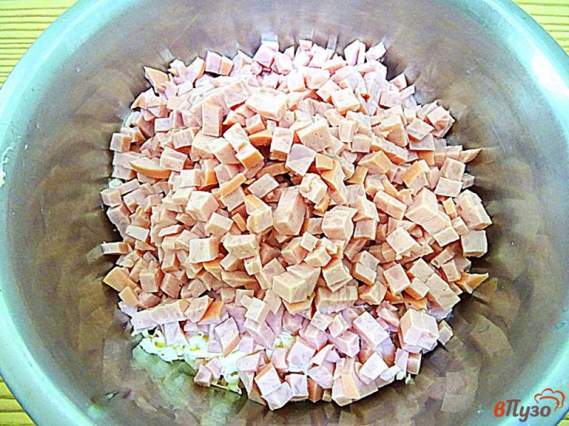 Фото приготовление рецепта: Лаваш с колбасой, сыром, луком и яйцами шаг №5