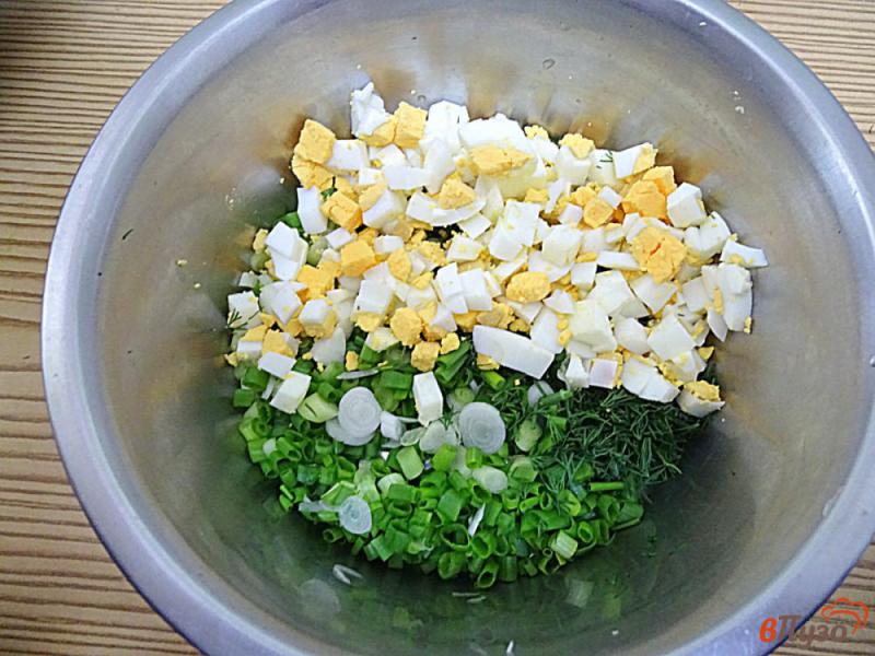 Фото приготовление рецепта: Лаваш с колбасой, сыром, луком и яйцами шаг №6