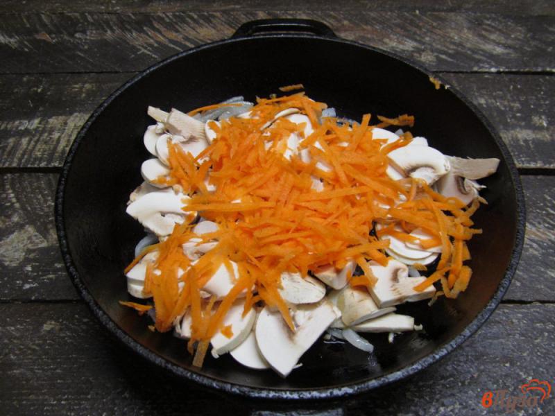 Фото приготовление рецепта: Салат с грибами и фасолью шаг №3