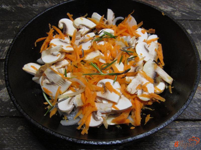 Фото приготовление рецепта: Салат с грибами и фасолью шаг №4